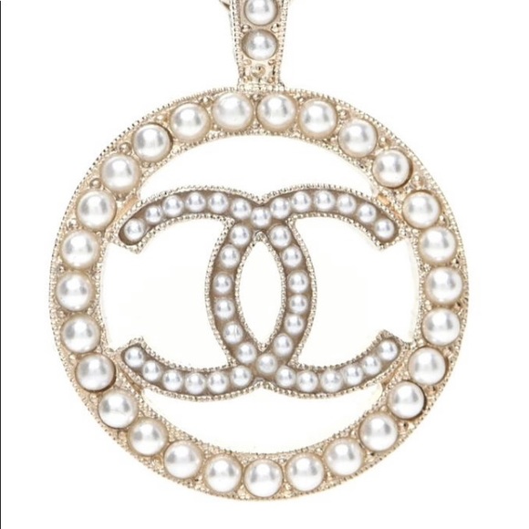 Chanel Gold Pearl Round Pendant Necklace - Picture 3 of 13